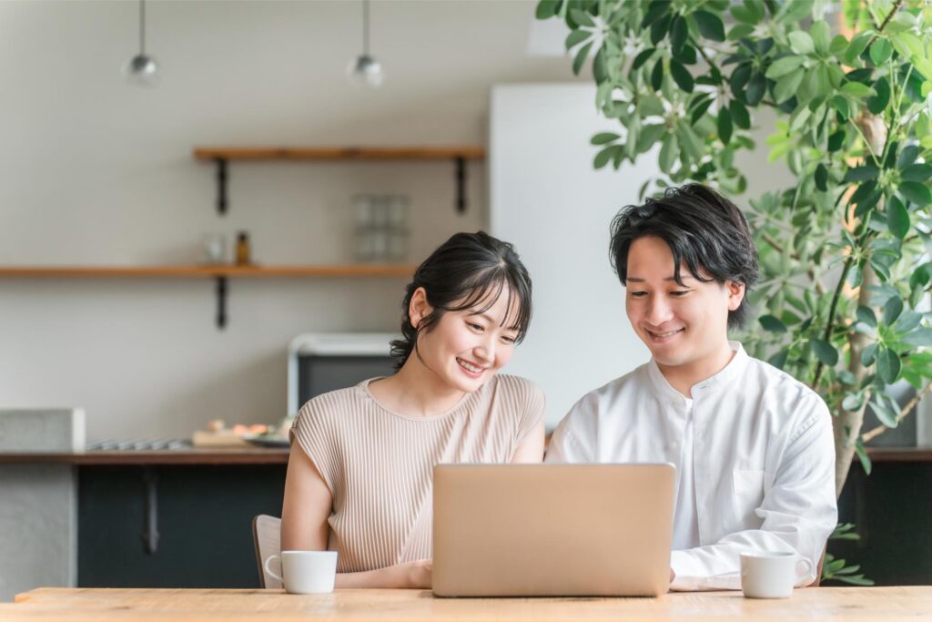 夫婦でアンペア数を確認する様子