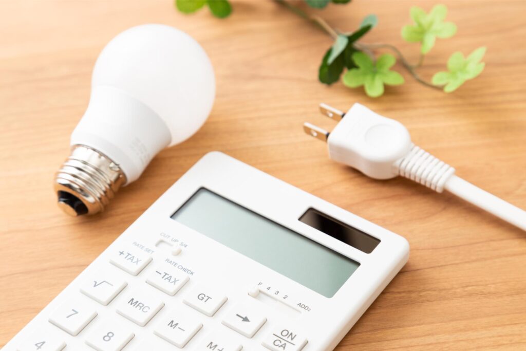 電気料金を計算する電卓と電球