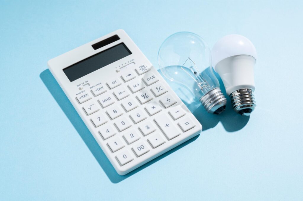 電卓と電球で表す電気料金