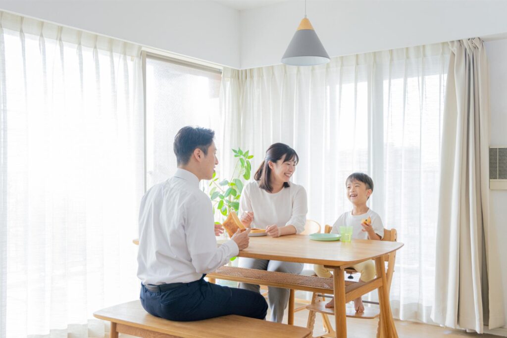 食卓で朝食をとる家族