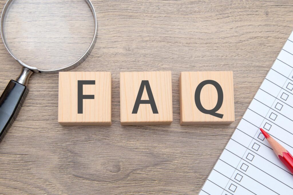 FAQと書かれた木製ブロック